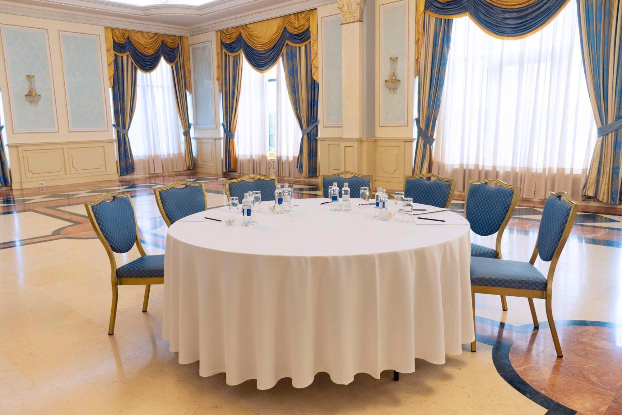 Radisson Hotel Astana Ngoại thất bức ảnh